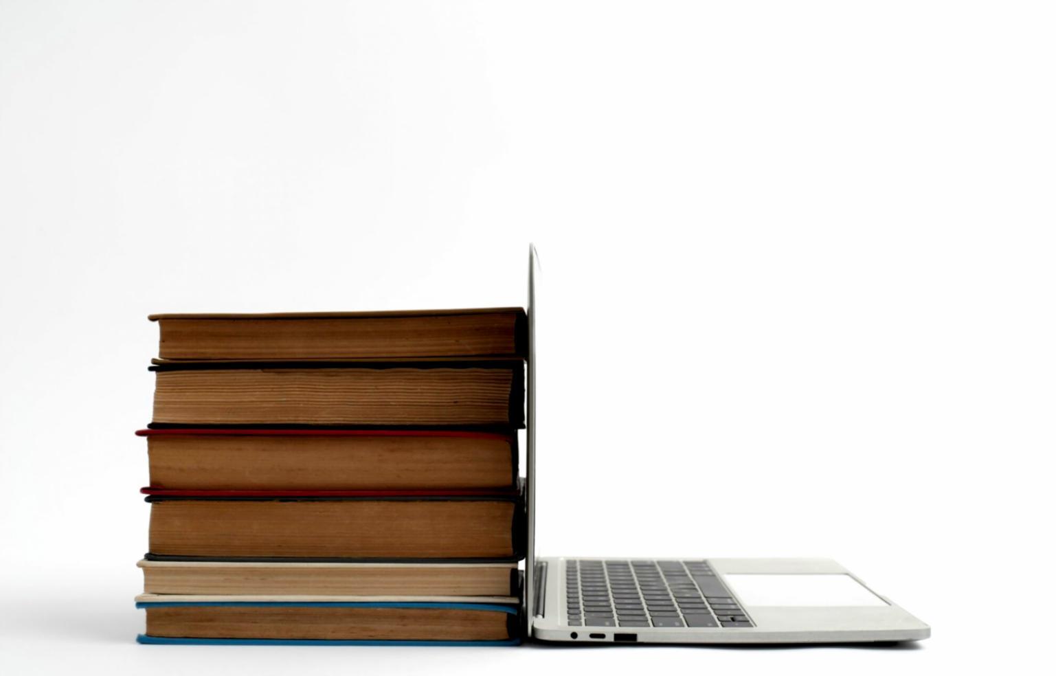 Teilnehmer arbeiten gemeinsam an Budgetplanung während eines Workshops